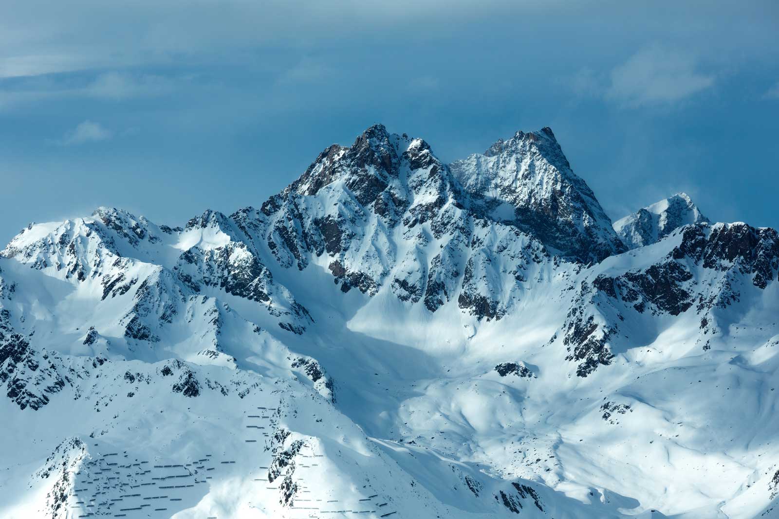 Paesaggio alpino innevato
